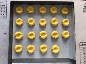 用大拇指向下压，很自然的开裂