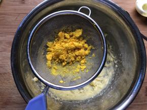 蛋黄过筛，用勺子不停的压