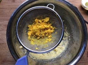 蛋黄过筛，用勺子不停的压