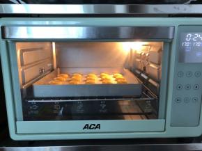 放入预热好的烤箱170度，25分钟，上下火中层