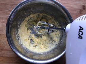 打发至黄油蓬松，发白状态