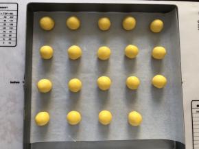 冷藏好以后，拿出分成10克一个，搓圆放入烤盘