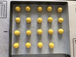 冷藏好以后，拿出分成10克一个，搓圆放入烤盘