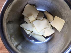 黄油提前拿出软化，软化到能按下手指印即可