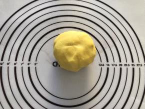 搅拌揉成面团，包上保鲜膜放入冰箱冷藏一个小时