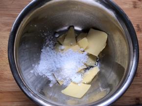 加入糖粉用电动打蛋器打发