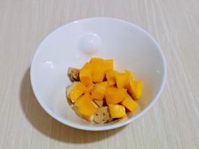 加入处理好的芒果肉。