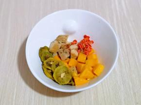 再加入猕猴桃干，胡萝卜干。