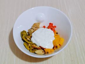 倒入自制酸奶，拌均匀。(买的酸奶也可以，一定要浓稠型)