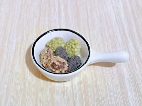 准备好三种口味的扁核桃仁。