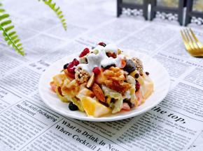 吃的时候觉得酸奶不够，又淋上了一些。