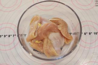 鸡胸肉洗净，放少许的盐和白胡椒粉调味，腌制20分钟。