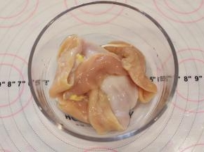 鸡胸肉洗净，放少许的盐和白胡椒粉调味，腌制20分钟。