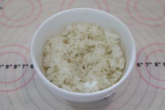 米饭用少许的橄榄油炒香，盛出备用。