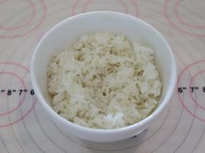 米饭用少许的橄榄油炒香，盛出备用。