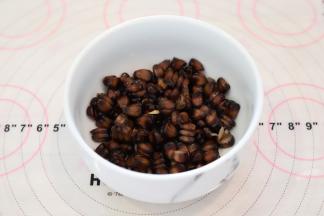 黑糯玉米用盐水煮熟。