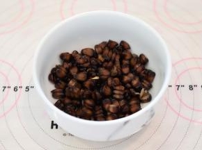 黑糯玉米用盐水煮熟。