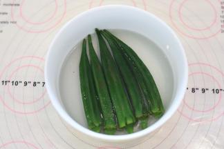 煮玉米的水继续煮秋葵，大概1-2分钟就可以盛出，放入冷开水内备用。