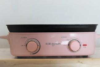 启动多功能锅，放入烤盘。