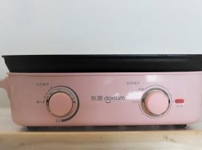 启动多功能锅，放入烤盘。