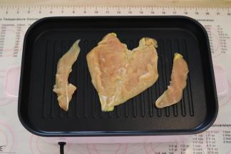 腌制好的鸡肉放入烤盘内。