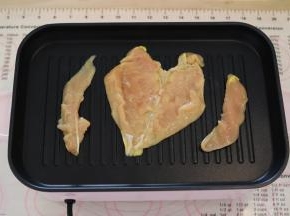 腌制好的鸡肉放入烤盘内。