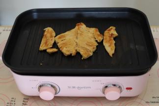 煎至鸡肉两面都变金黄色盛出。