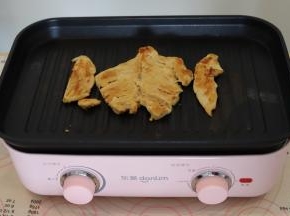 煎至鸡肉两面都变金黄色盛出。