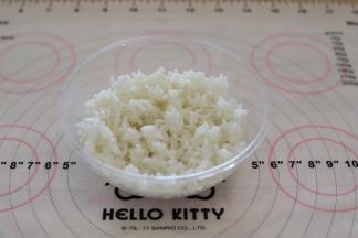 准备一个圆球形波奇饭模，先放入炒好的白饭。