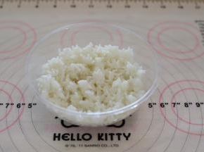 准备一个圆球形波奇饭模，先放入炒好的白饭。