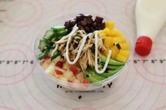 放上切小块的紫菜和白芝麻，挤上沙拉酱。