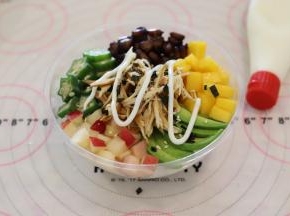 放上切小块的紫菜和白芝麻，挤上沙拉酱。