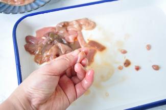 先处理海肠，海肠在市场上就被摊主处理过了，我们只需将它再次清洗，并且剪掉带有小刺的一端即可。这个小刺不扎人，可以直接食用，但放入影响口感。