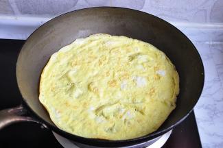 鸡蛋打散后倒入平底锅，两面煎熟至微微上壳放凉。