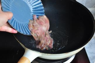 锅中放入适量油，开大火，快速倒入海肠。