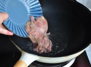 锅中放入适量油，开大火，快速倒入海肠。
