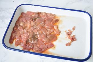 只需剪掉一点点就可以了。剪好的海肠再次用手从上到下挤一下里面的残留部分，然后剪成小寸段再清洗一遍。