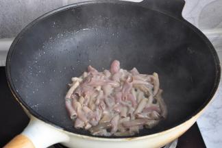 快速翻炒一两下，这时锅中的海肠开始慢慢从绵软的状态变微鼓。