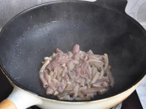 快速翻炒一两下，这时锅中的海肠开始慢慢从绵软的状态变微鼓。