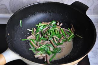 放入韭菜段炒几下，加盐调味，将锅迅速离开灶台装盘，以防余温使其继续变老。我数了下，我一般就是炒六下关火，真的是晚一秒就老了，老了的海肠就嚼不动了。