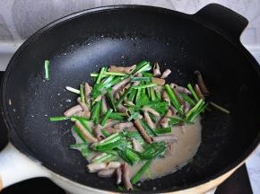 放入韭菜段炒几下，加盐调味，将锅迅速离开灶台装盘，以防余温使其继续变老。我数了下，我一般就是炒六下关火，真的是晚一秒就老了，老了的海肠就嚼不动了。