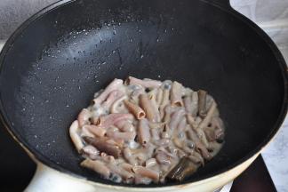 再翻炒几下，待完全鼓起，立刻关火。