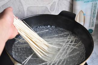 将活性发酵的空心挂面放在锅中煮熟，比平时吃的硬度略硬一点。因为这个面是空心的，所以吸水性要比其它面强，煮好后会膨胀约大倍大，更易消化被我们消化和吸收。