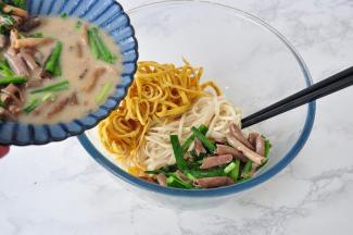 过凉的面条捞出，倒入炒好的韭菜海肠，再配上点汤，拌上鸡蛋丝，一定要放点汤，绝对鲜。