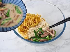 过凉的面条捞出，倒入炒好的韭菜海肠，再配上点汤，拌上鸡蛋丝，一定要放点汤，绝对鲜。