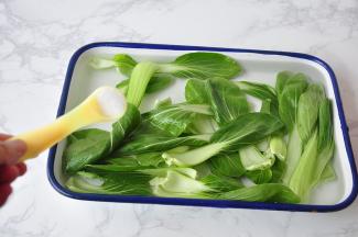 油菜去根掰开，放在淡盐水中浸泡十分钟以上。