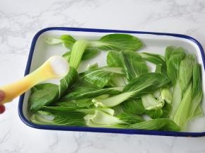 油菜去根掰开，放在淡盐水中浸泡十分钟以上。