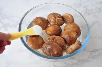 将香菇去掉根部，也同样用淡盐水浸泡10分钟。泡过后，香菇表面染的泥沙可以轻轻搓掉，并且还能去掉香菇本身所带 的部分泥腥味。