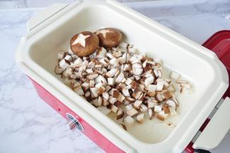 锅中放适量油，待油五六成热，就放入香菇丁翻炒。