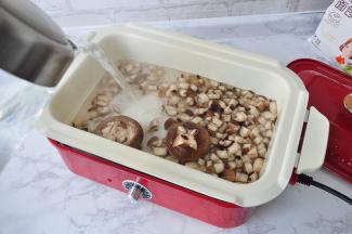 加入热水烧开，然后放蚝油、生抽、盐调味，转小火煮约5分钟左右。您可以尝一下汤汁的味道，调节一下适合自已的咸淡口。如果素食的朋友，要用香菇蚝油代替我用的普通蚝油。